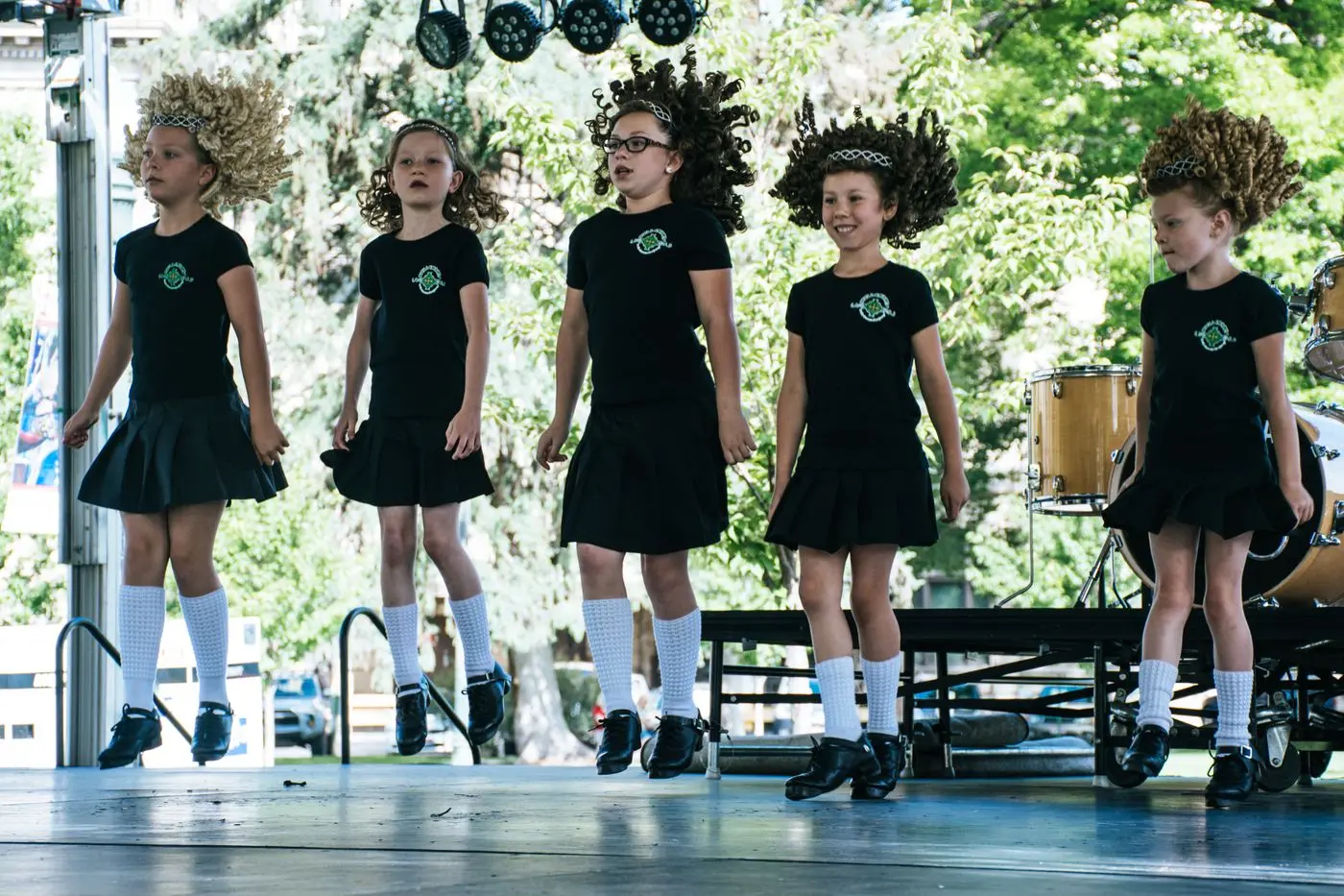 Groupe de jeunes danseuses présentant des claquettes irlandaises