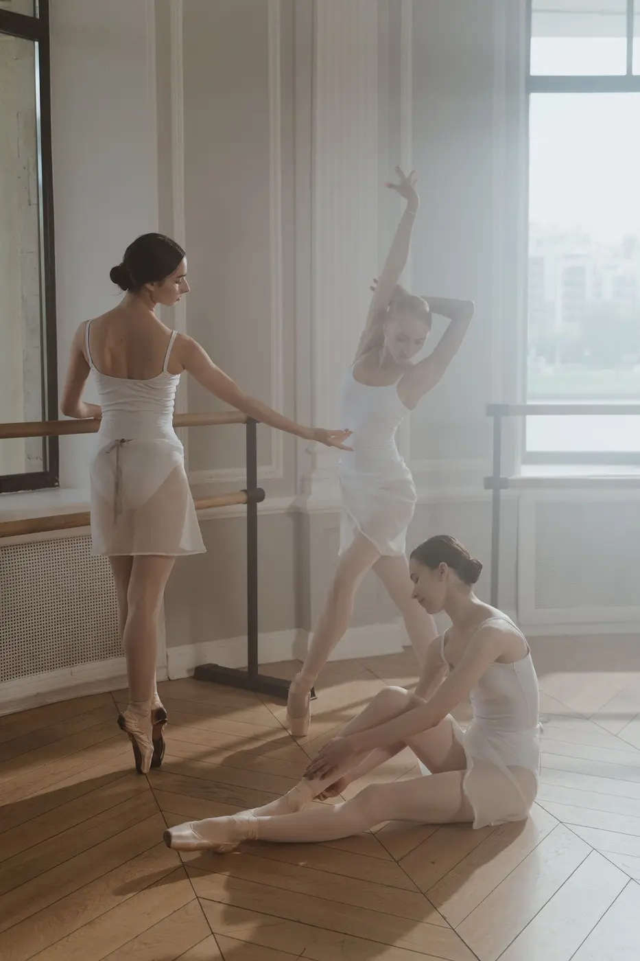 Danseuses adolescentes ou adultes répétant des mouvements de danse classique