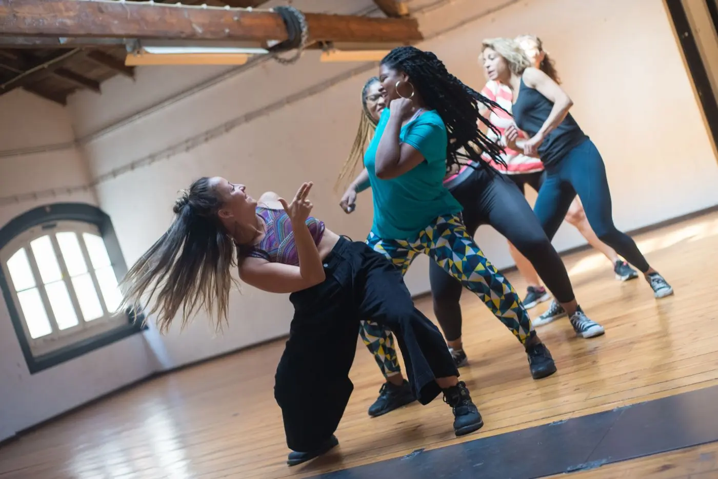Groupe d’adultes participant à un cours de danse en studio
