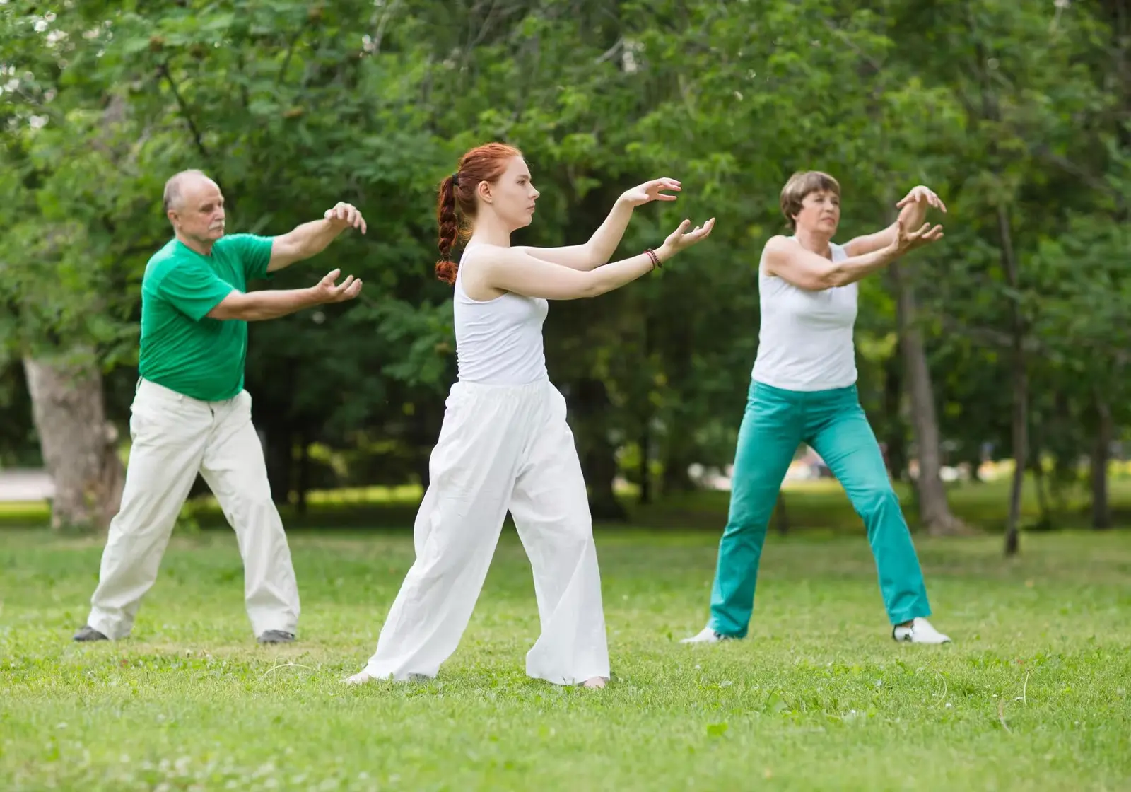 Groupe pratiquant des mouvements de Qi Gong en plein air