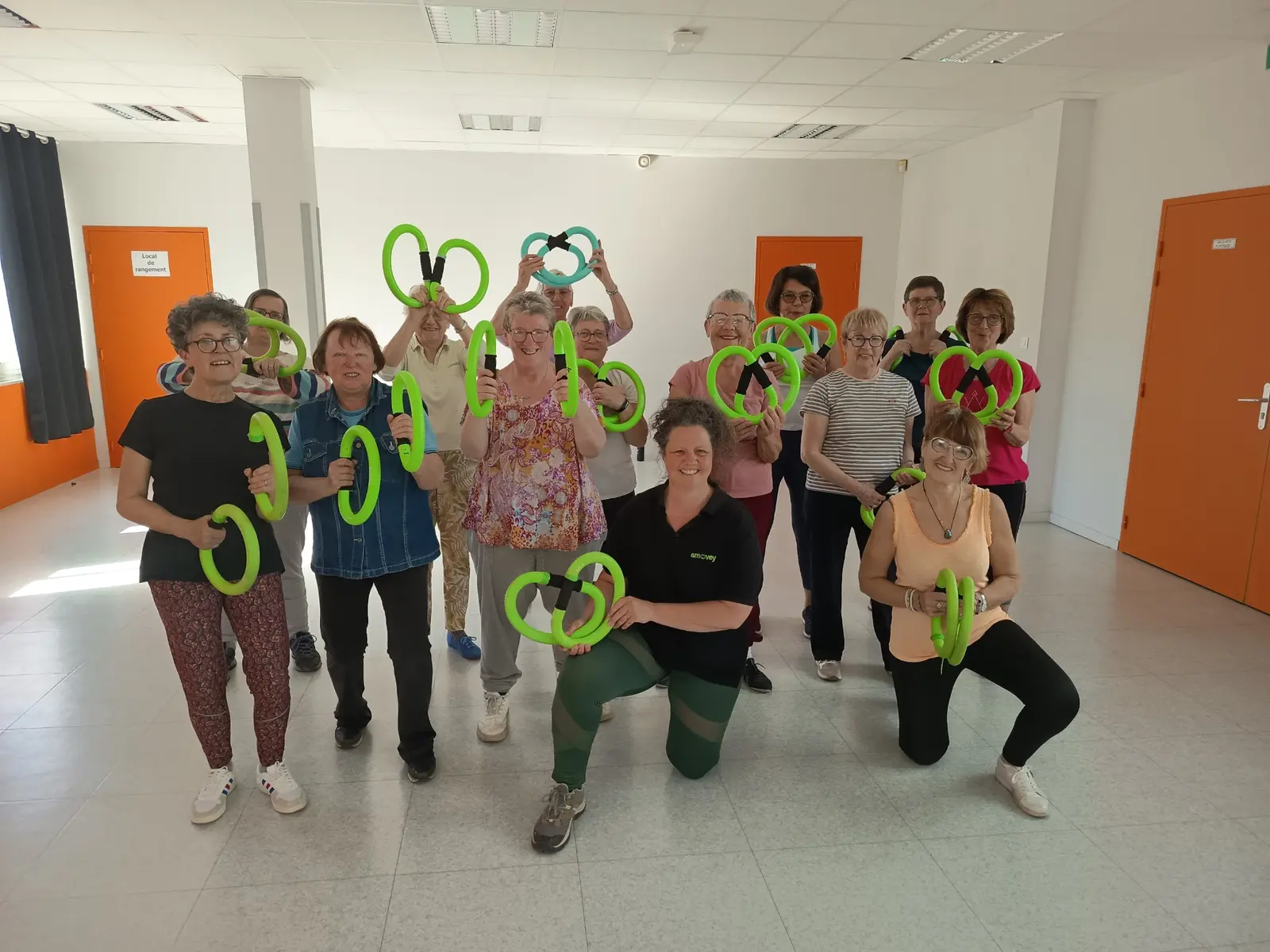 Groupe de la MJC réuni avec ses anneaux Smovey