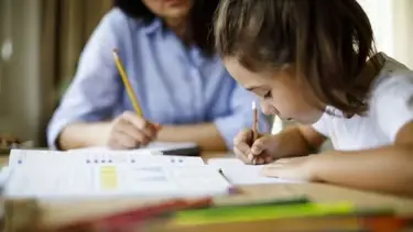 Enfant accompagnée pendant un temps de soutien scolaire