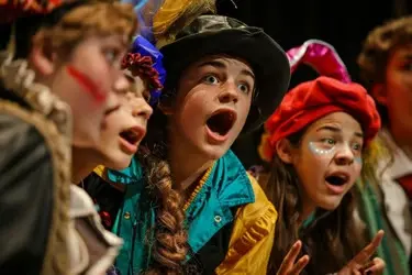 Jeunes comédiens costumés pendant une représentation théâtrale