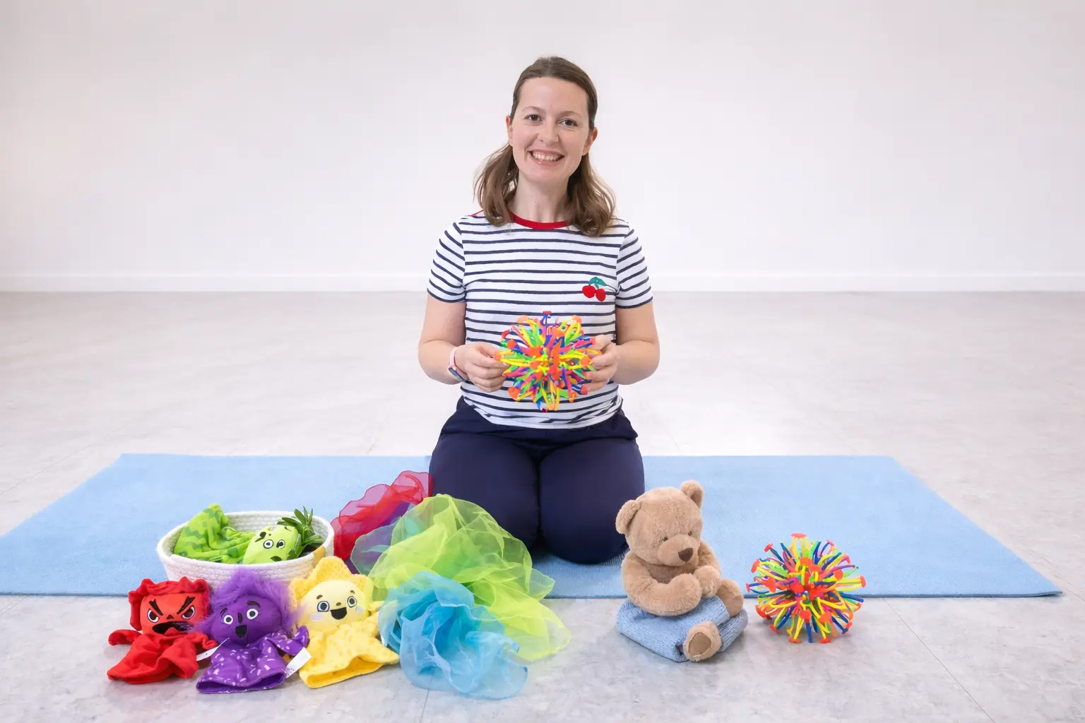 Animatrice de yoga pour enfants entourée de matériel ludique