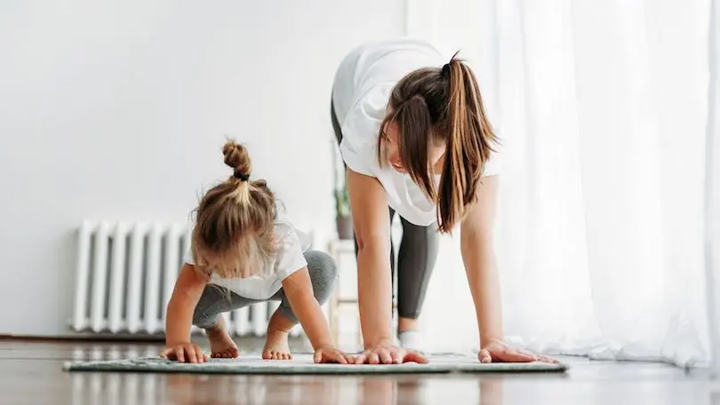 Parent et enfant pratiquant le yoga ensemble
