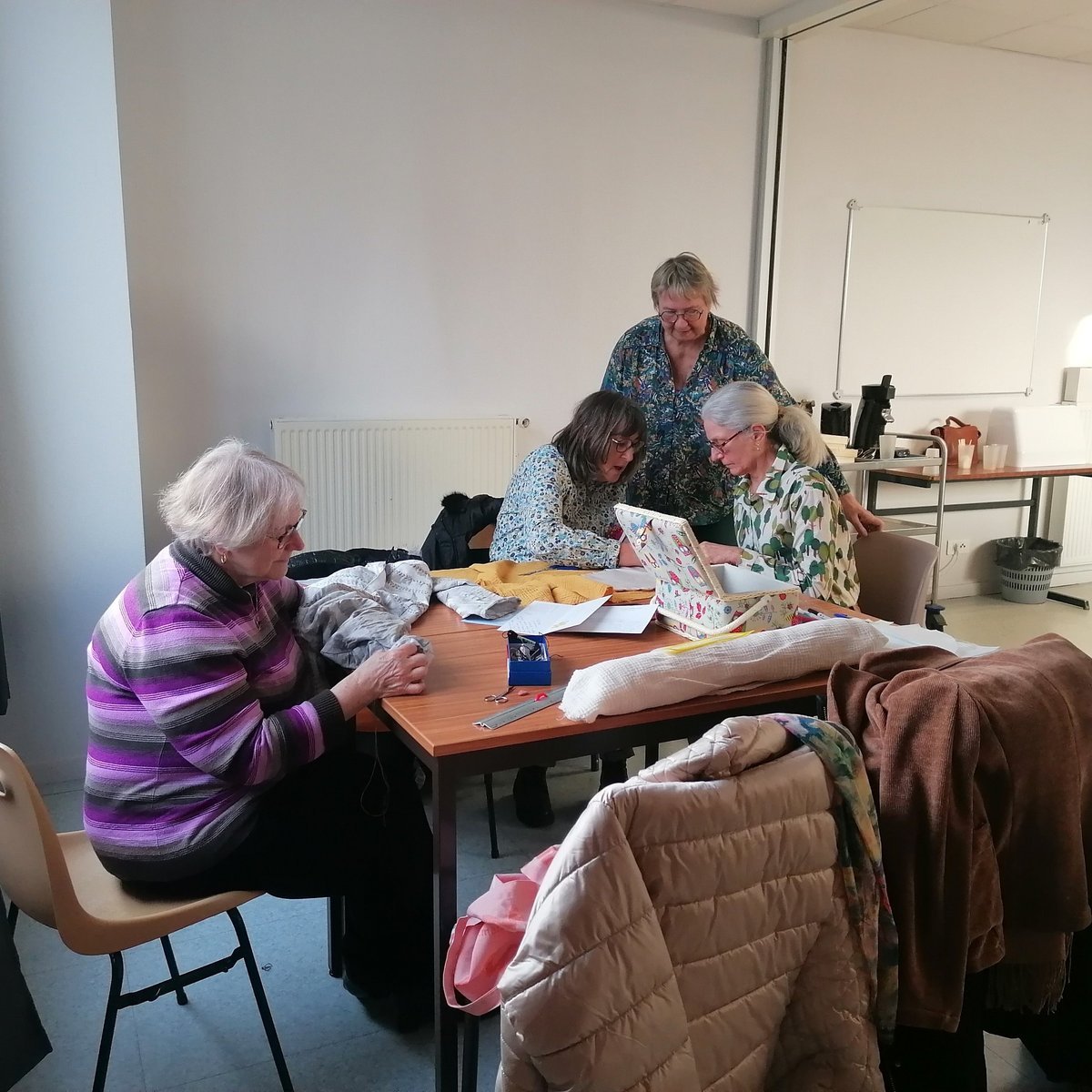 Participantes réunies autour d’un atelier créatif à la MJC